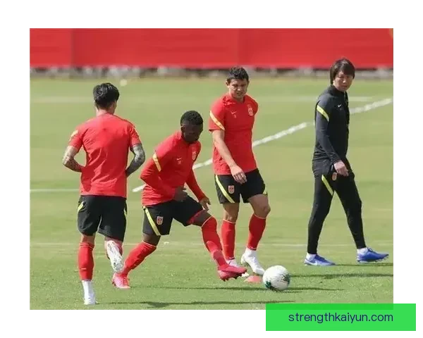 足球比赛图片展示了球员们在激烈对抗中的状态与表现，令人期待未来比赛。